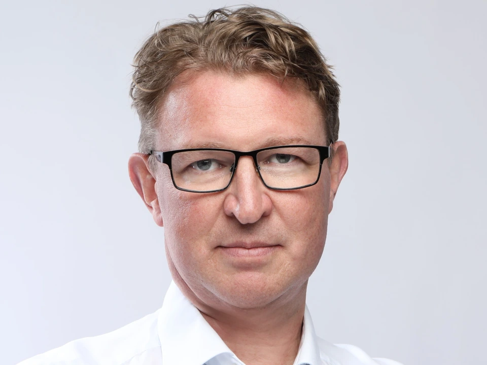 Portrettbilde av Wender Figved som ser alvorlig inn i kameraet.