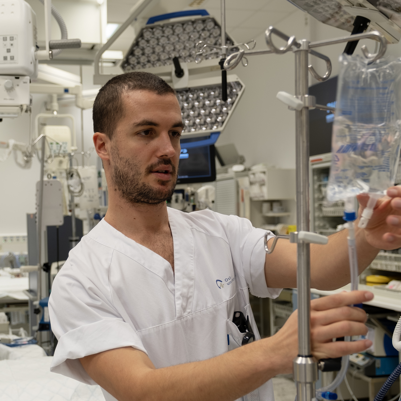 Mannlig sykepleier med væskepose