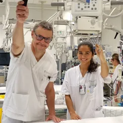 Sykehusansatte i operasjonsstue