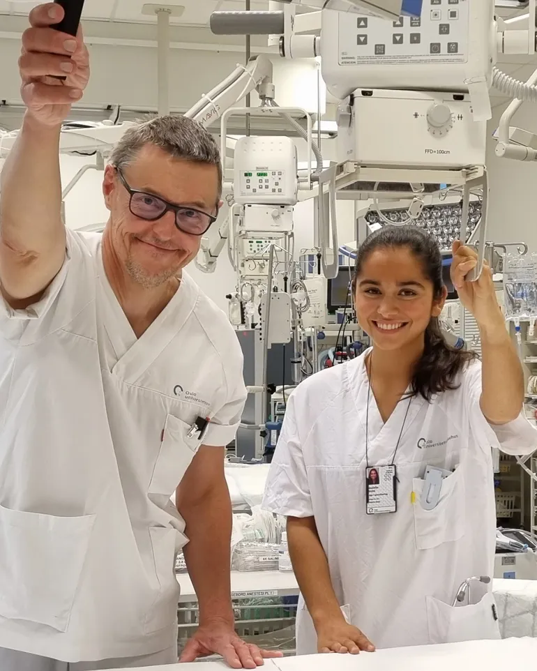 Sykehusansatte i operasjonsstue