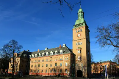 Tårnbygget på Ullevål i sola.