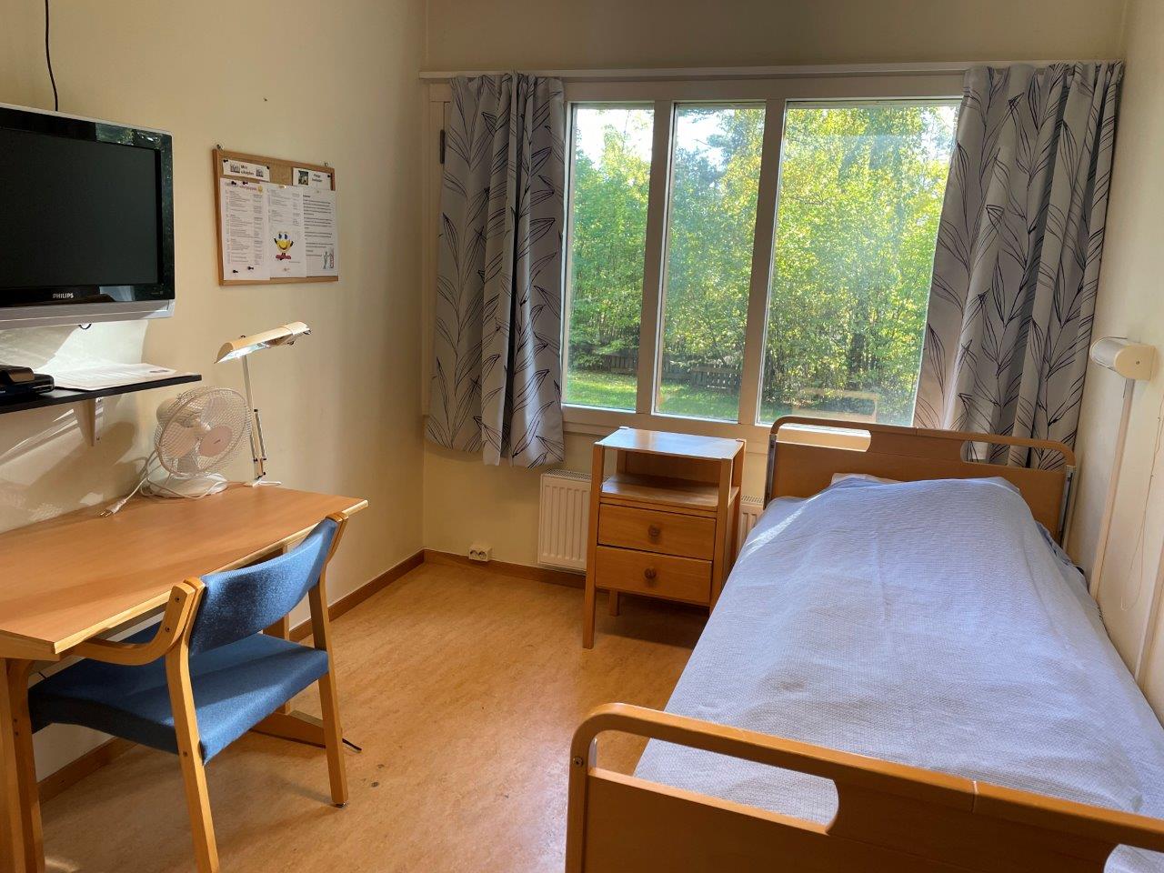 Enkeltrom for pasienter. Alle pasientrom har tv.