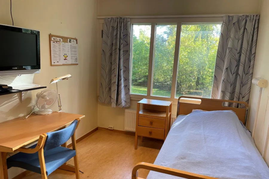 A single room for patients. All rooms have a tv.