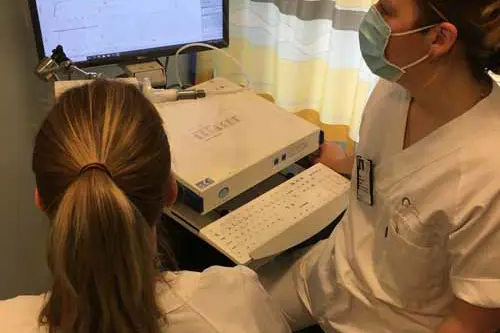 Bilder av helsepersonell som gjør en måling