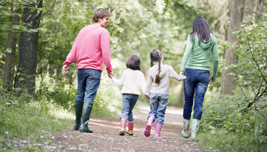 Familie på fire på tur i skogen