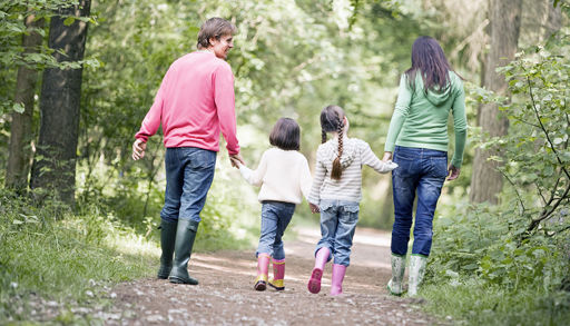 Familie på fire på tur i skogen