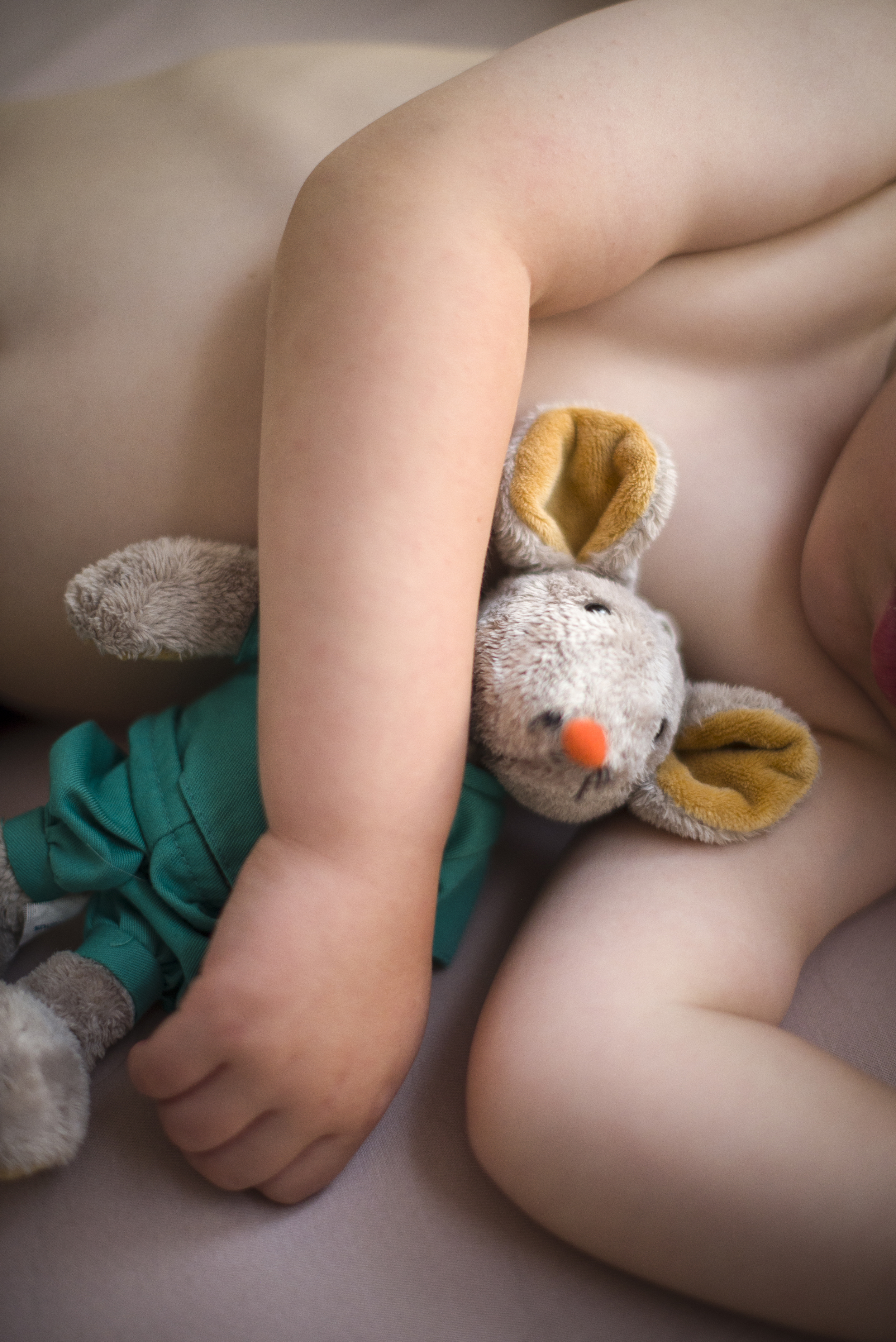 Sovende barn med sykehusmaskoten Rasmus i armkroken