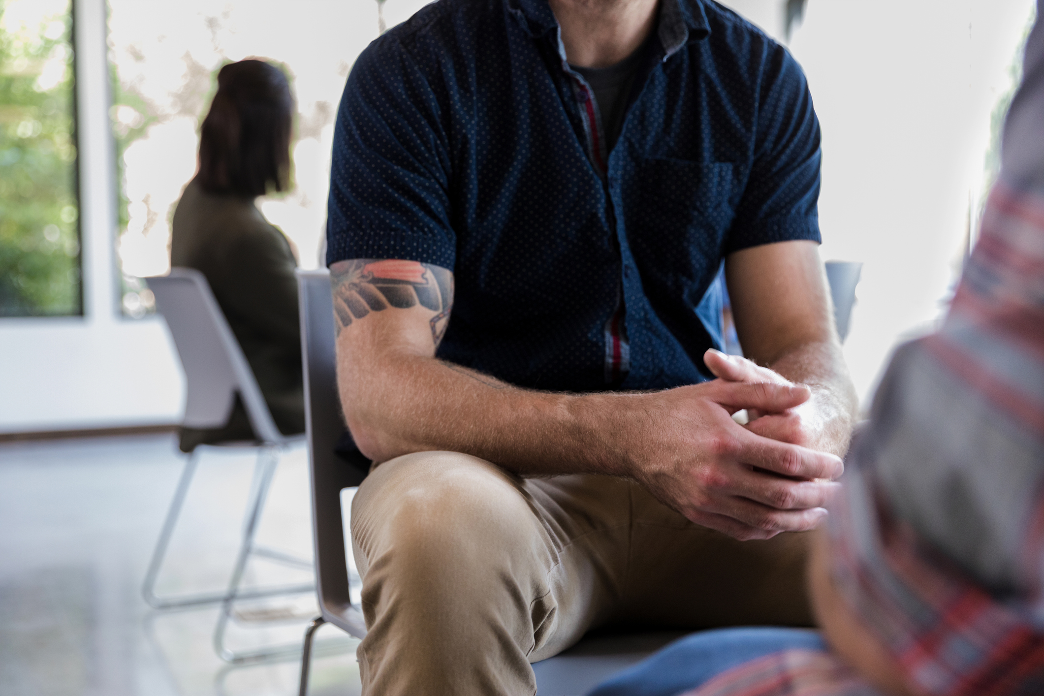 En mann som sitter i en stol