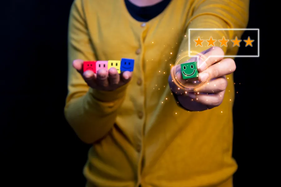 En person som holder et leketøy