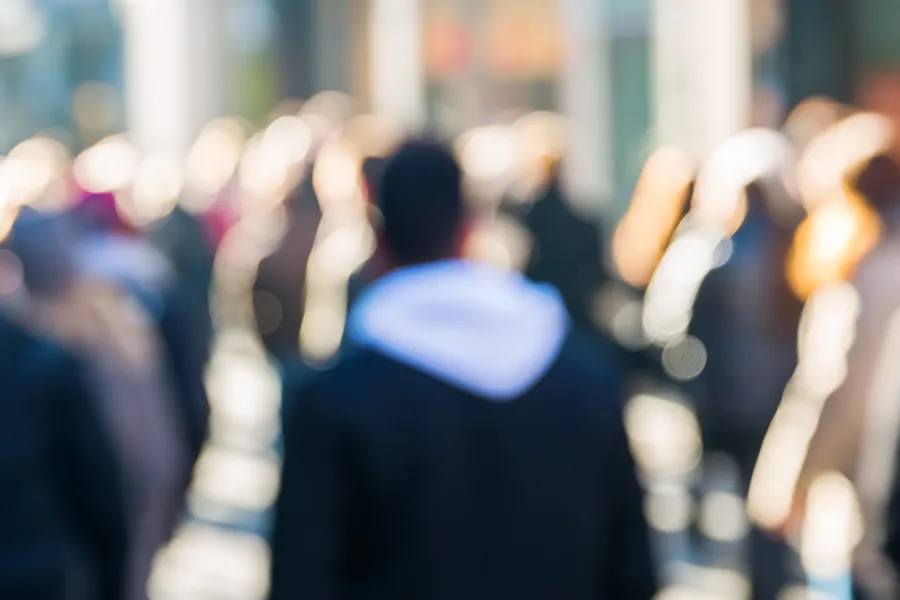 Et uskarpt bilde av folk som går på gaten