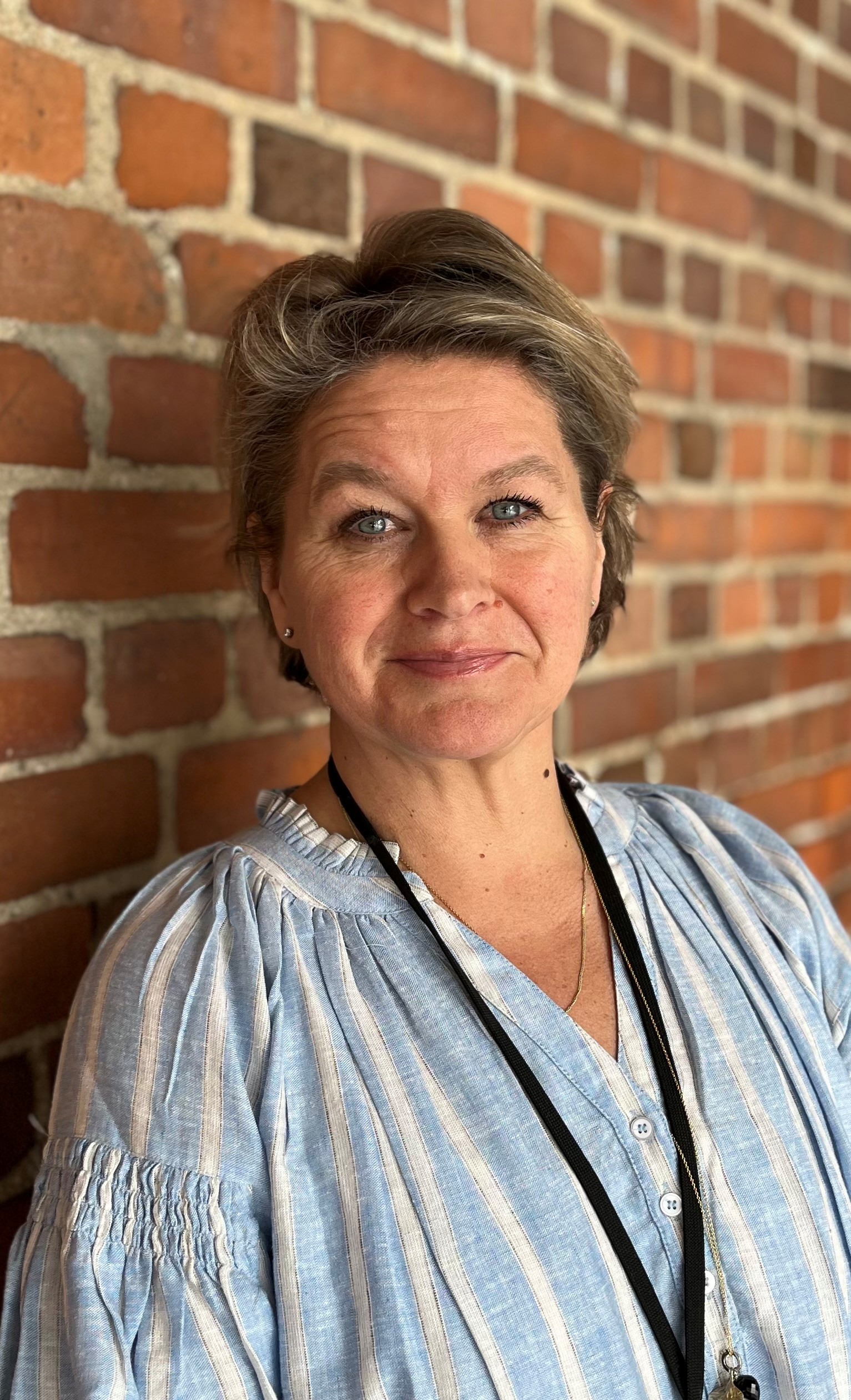 En dame som smiler til kameraet