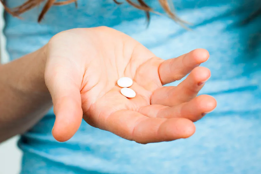 Illustrasjonsfoto av medisiner som viser en hånd med piller