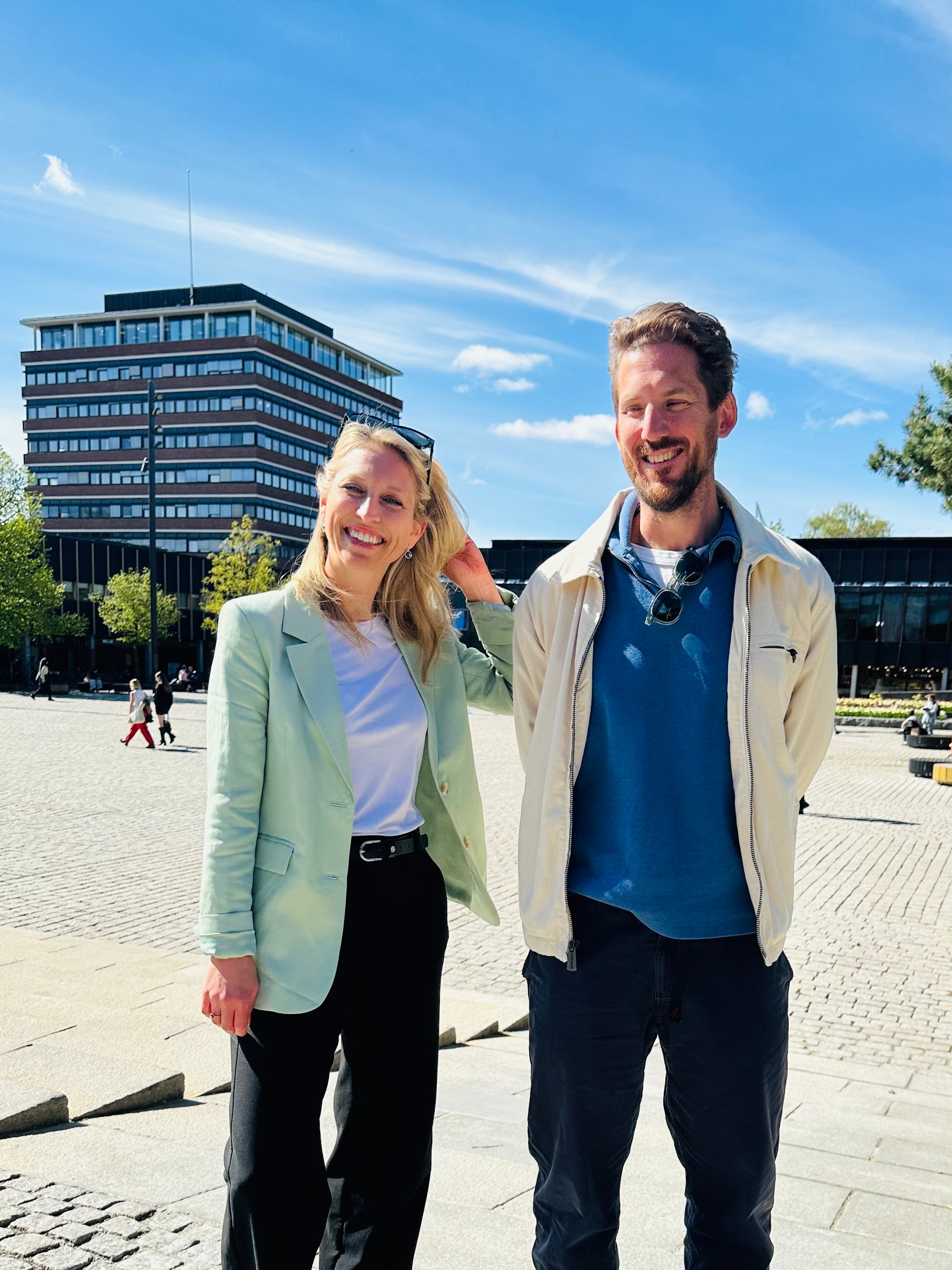 En mann og kvinne som poserer for et bilde