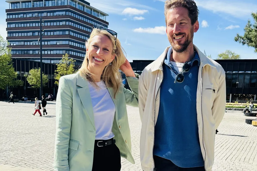 En mann og kvinne som poserer for et bilde