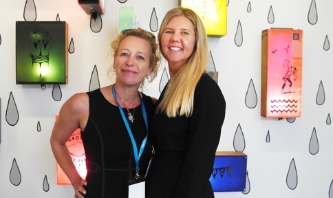 Et par kvinner som poserer for et bilde