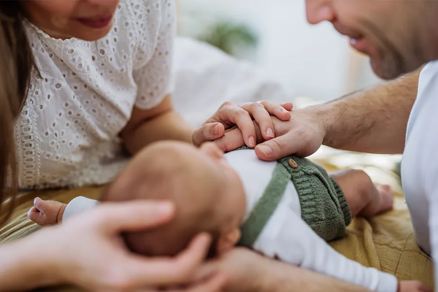 En baby som holdes av en person