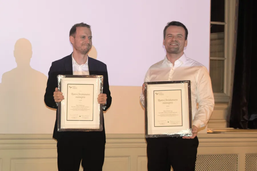 Bjørn Holmøy og Kristoffer Aamondt Andersen mottok Bjørn Christiansens minnepris for 2025.