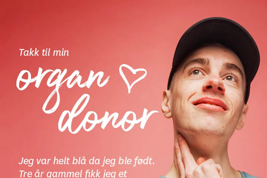 En person med hånden på haken