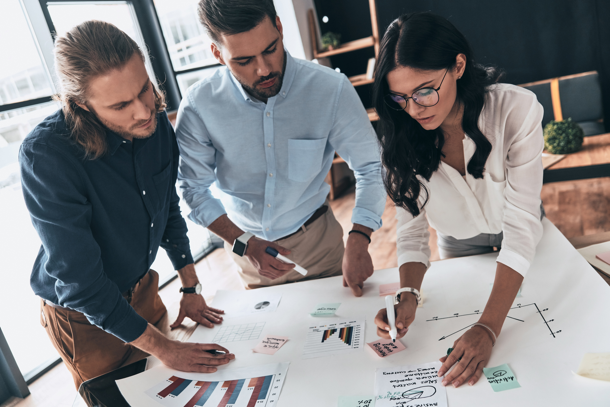 En gruppe mennesker som ser på dokumenter