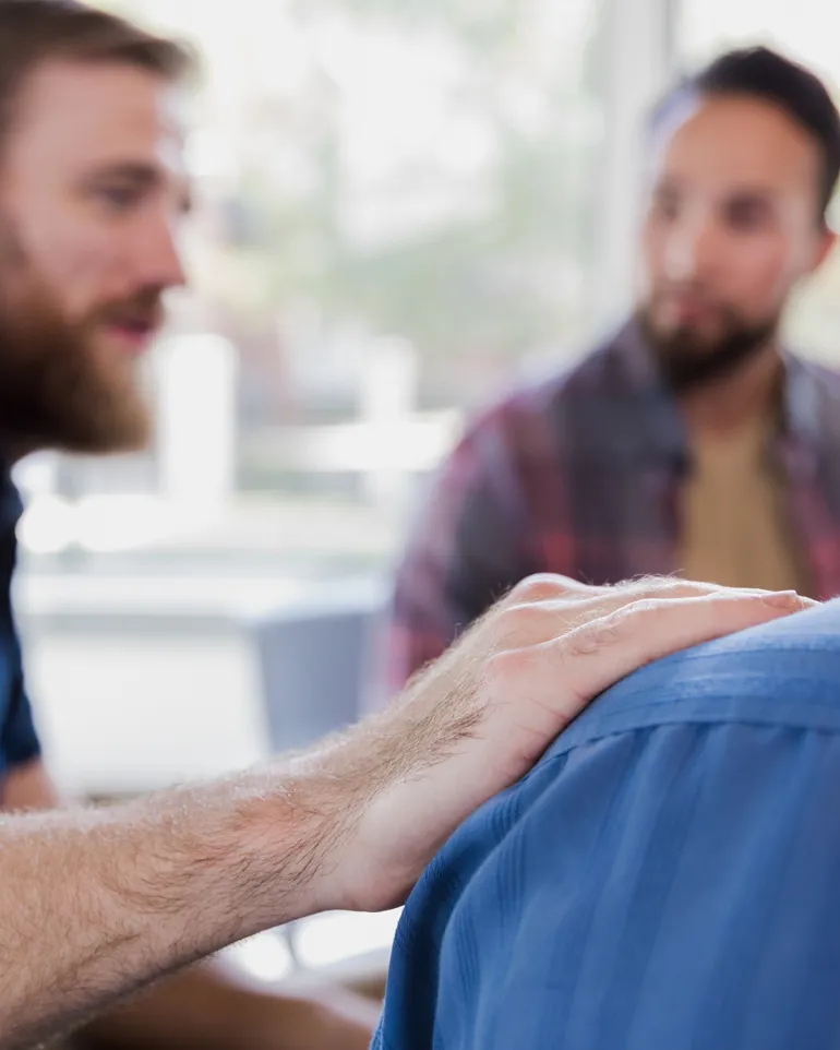 En mann som holder armen ut