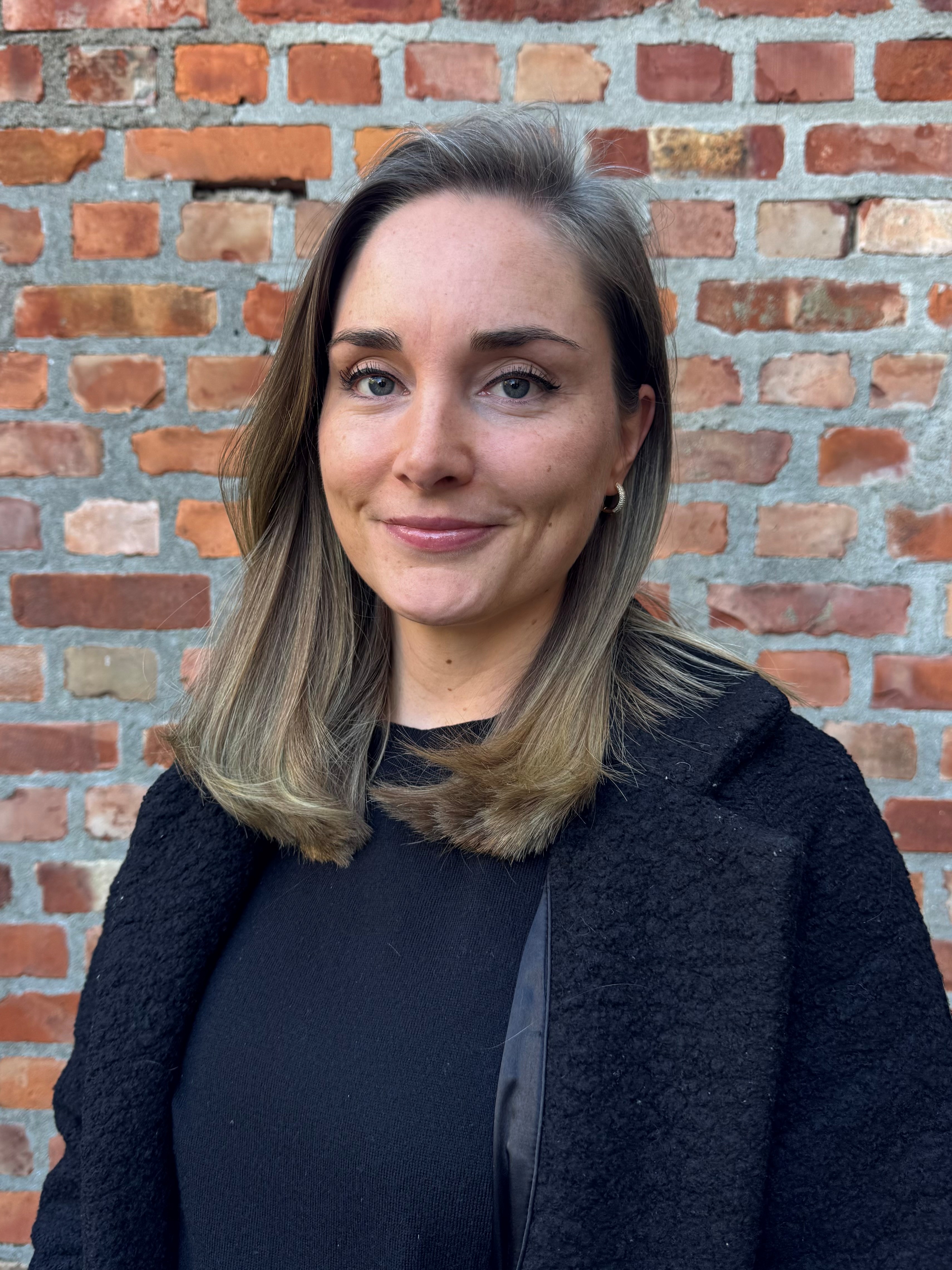 En person som smiler til kameraet