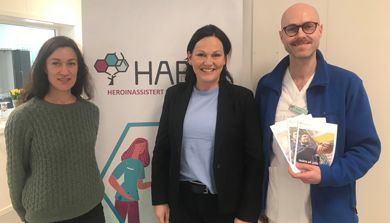 En gruppe mennesker som holder en bok