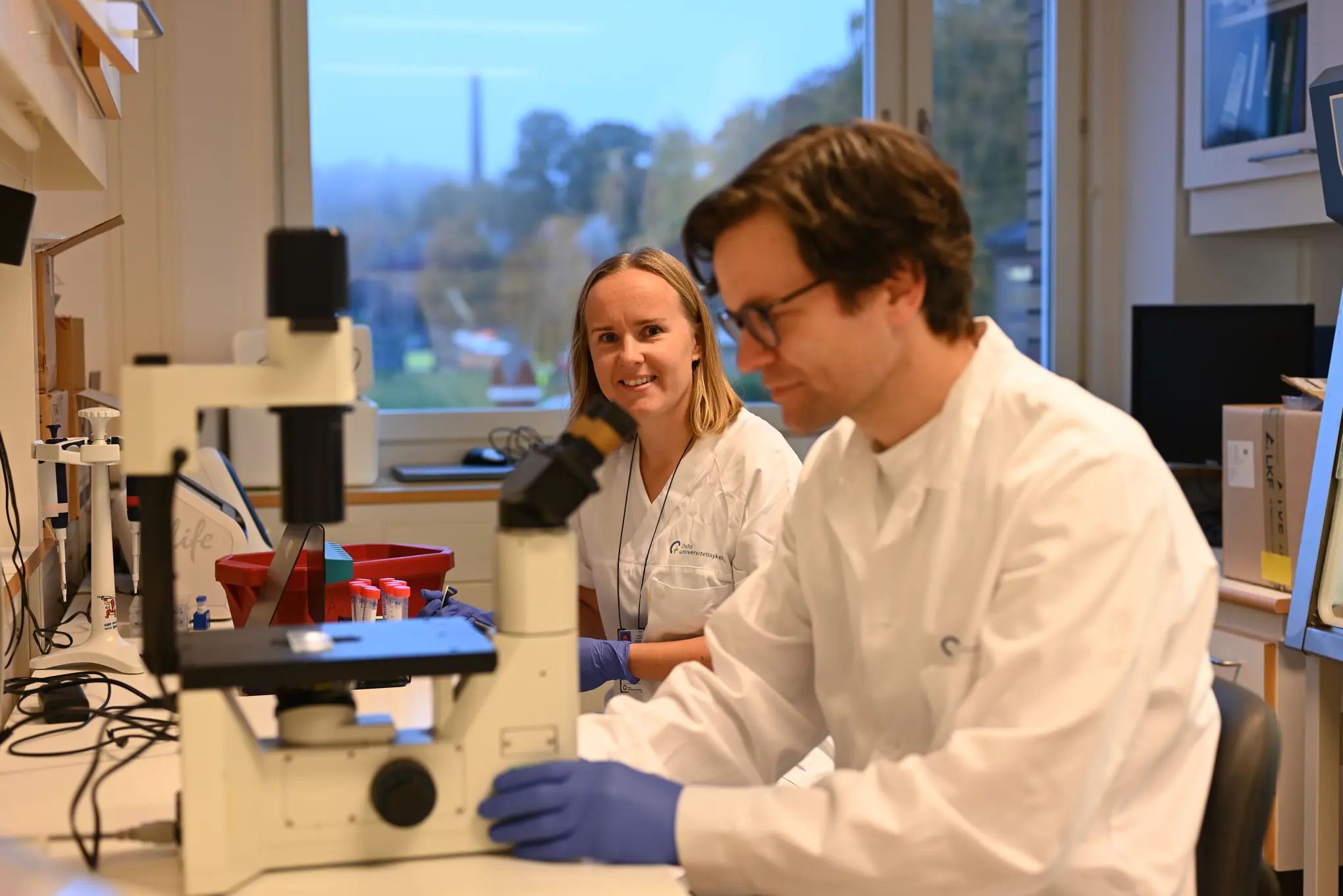 kvinne og mann i laboratoriet