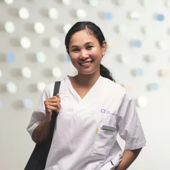 En person med et stetoskop rundt halsen