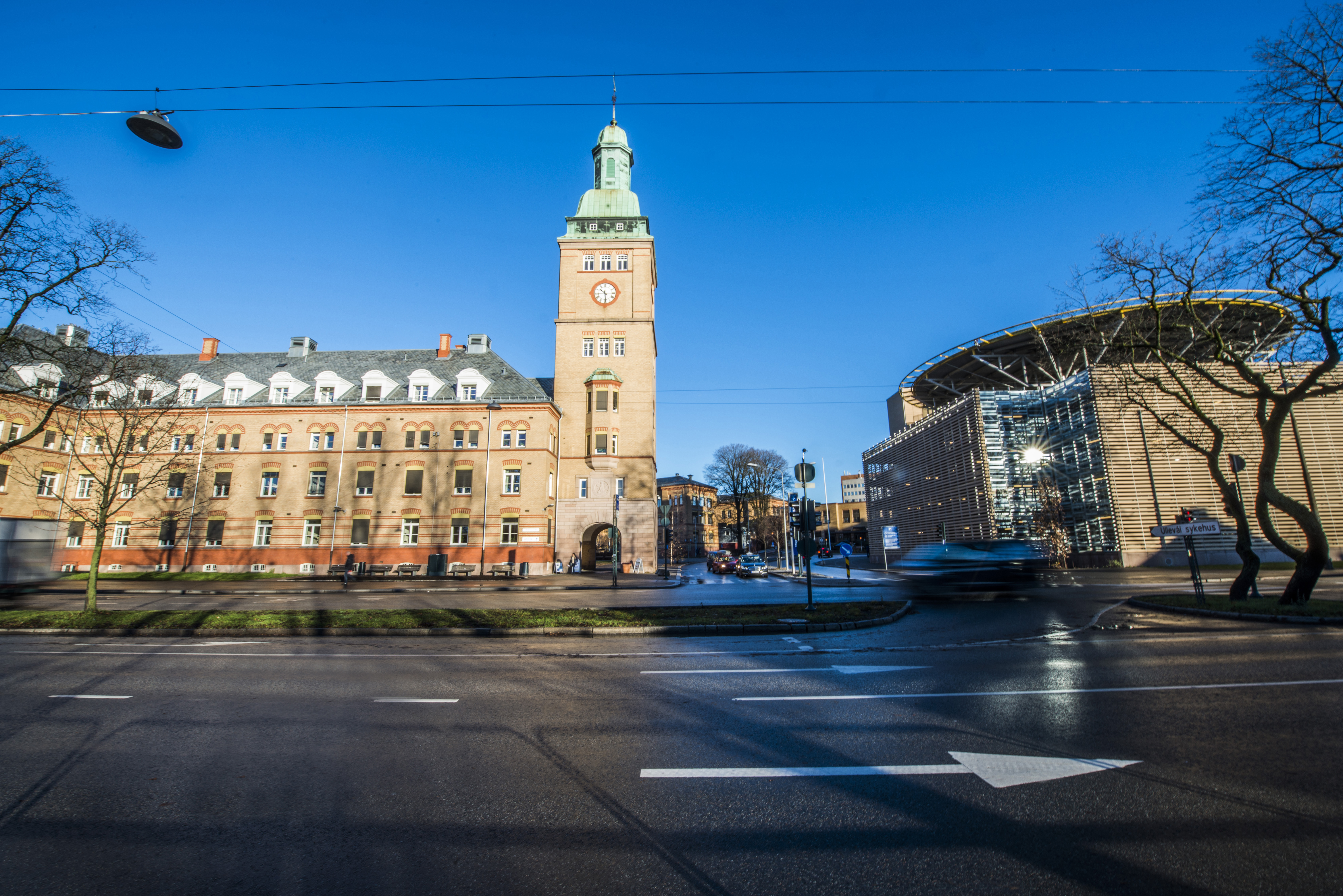 Ullevål hovedinngang i sol