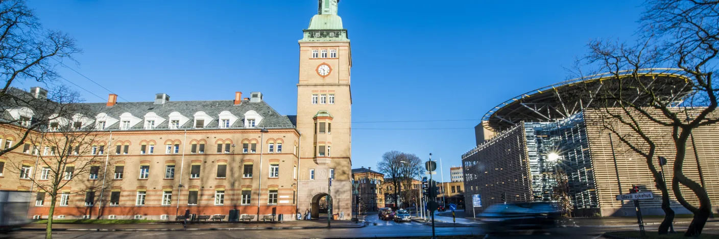 Ullevål hovedinngang i sol