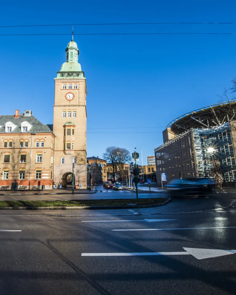 Ullevål hovedinngang i sol