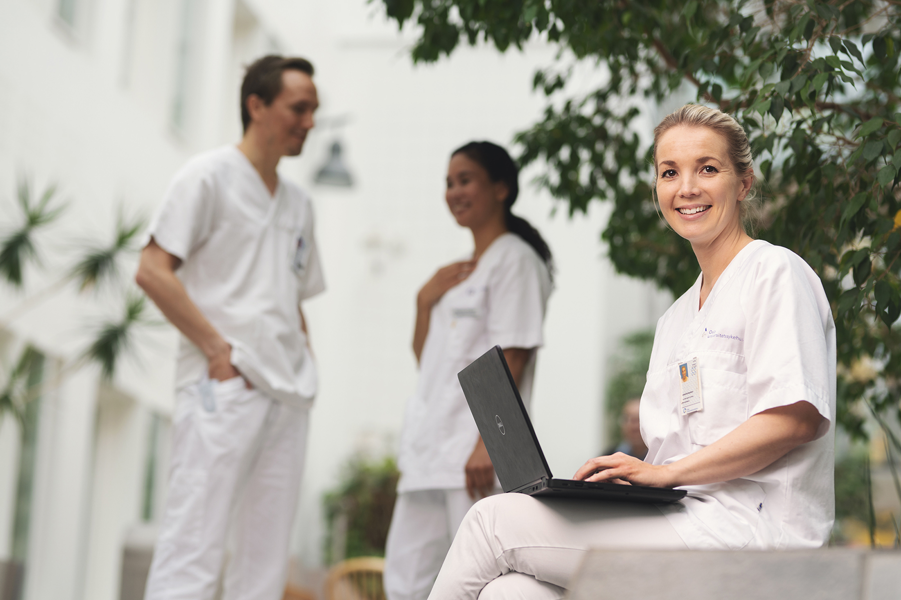 En mann som holder en bærbar datamaskin