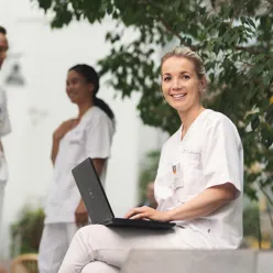 En mann som holder en bærbar datamaskin