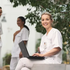 En mann som holder en bærbar datamaskin