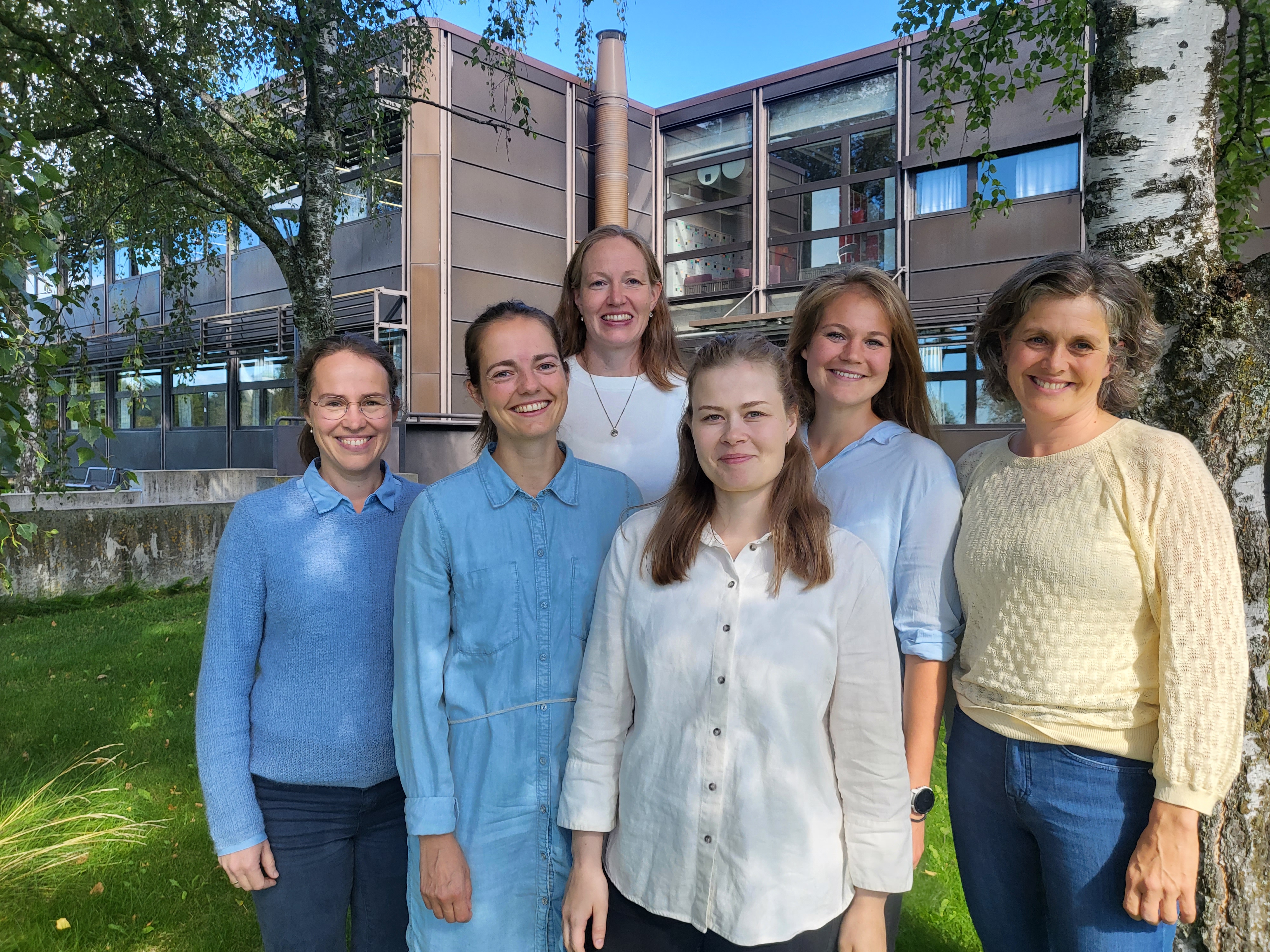 En gruppe kvinner som poserer for et bilde