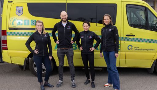 Bilde av forskerteamet foran en ambulanse.