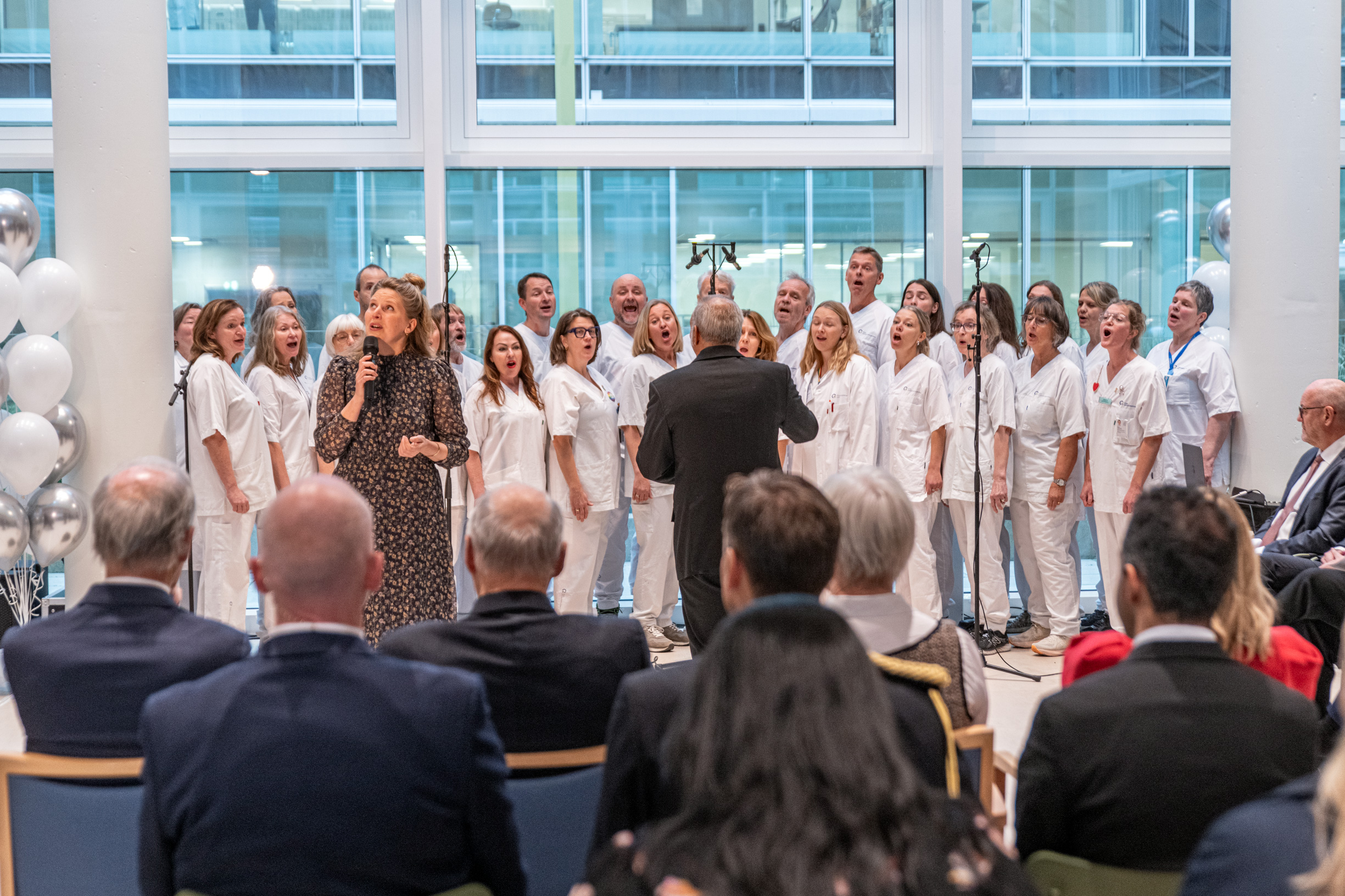 En gruppe mennesker i hvite kapper