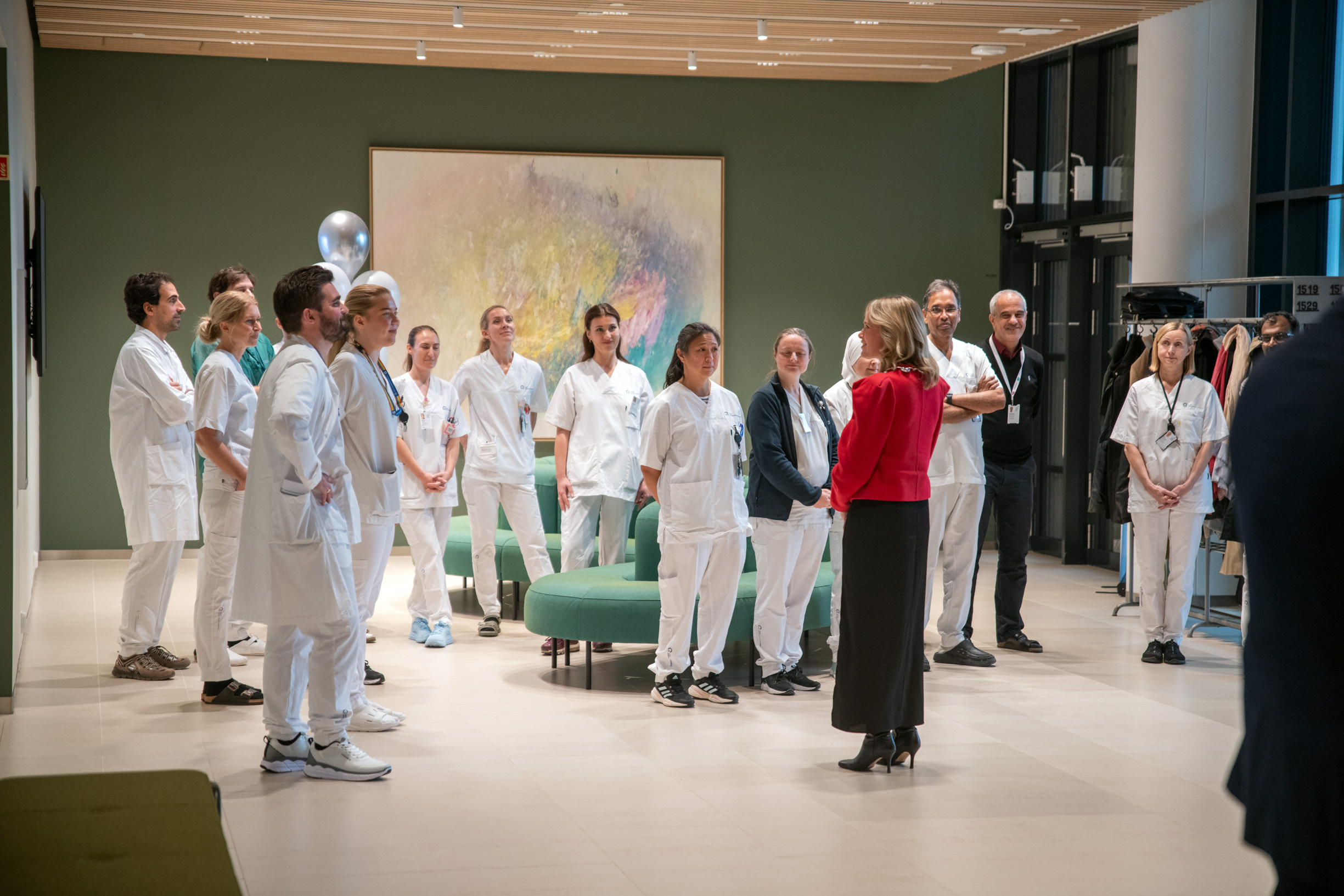 Oslo-ordfører Anne Lindboe i samtale med ansatte