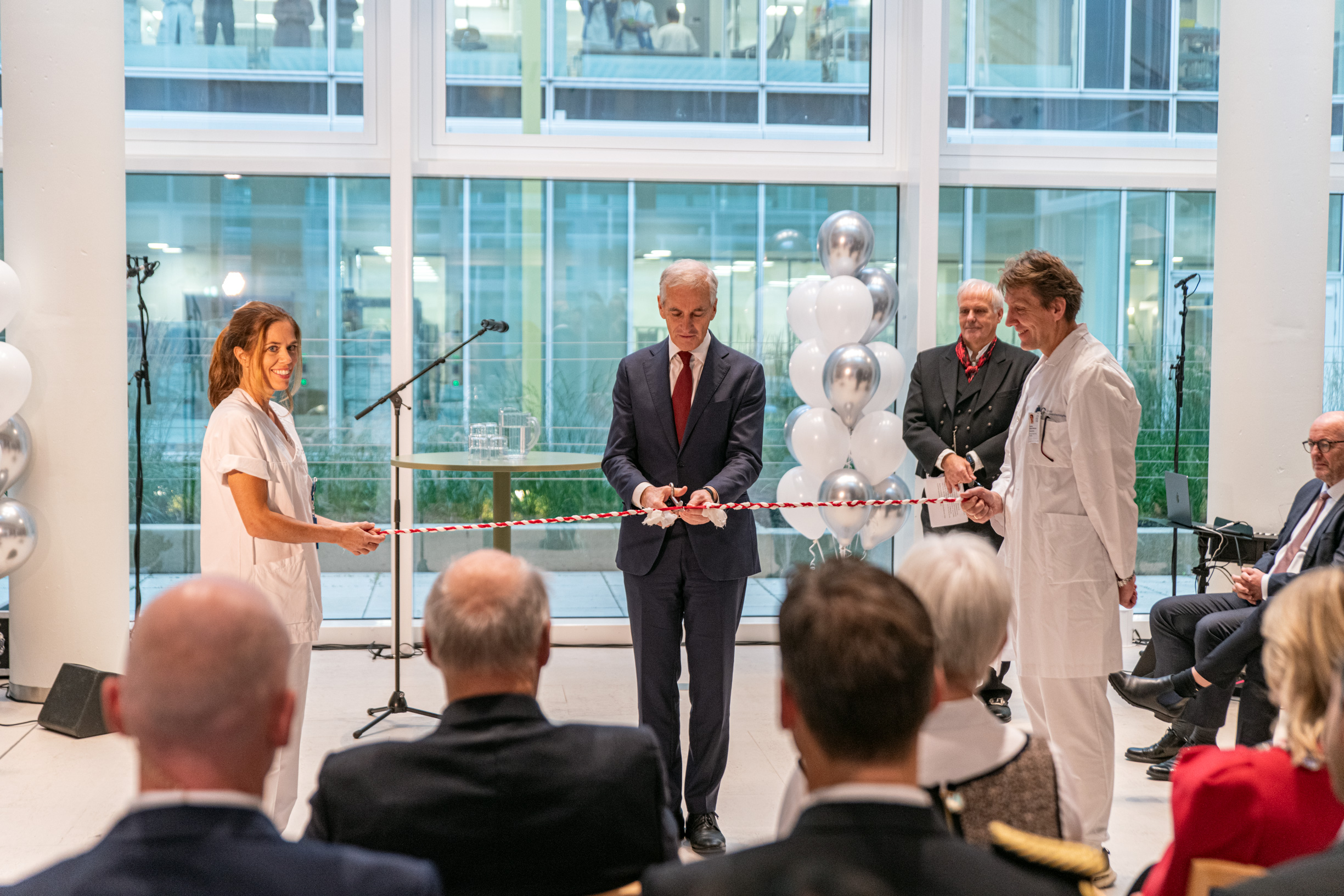 Statsminister Jonas Gahr Støre klippet snoren