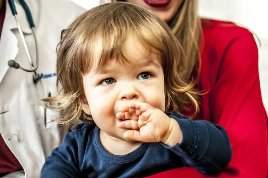 Barn i fanget til mor