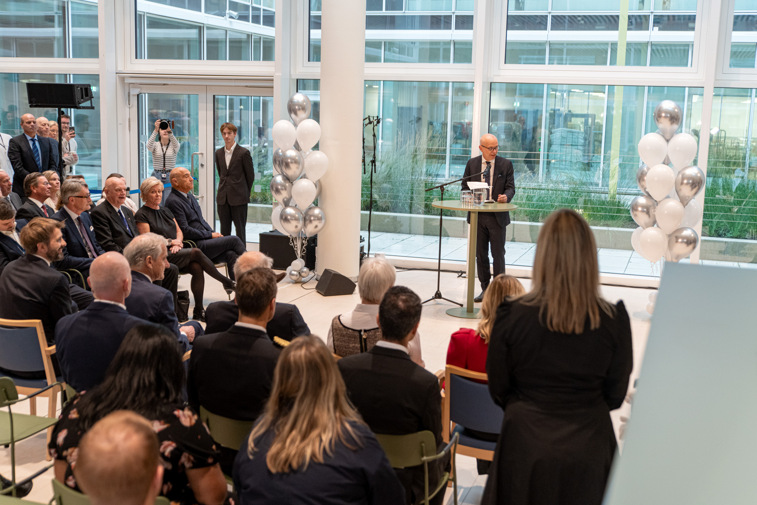 Bjørn Atle Lein Bjørnbeth holder tale foran et publikum på Radiumhospitalet