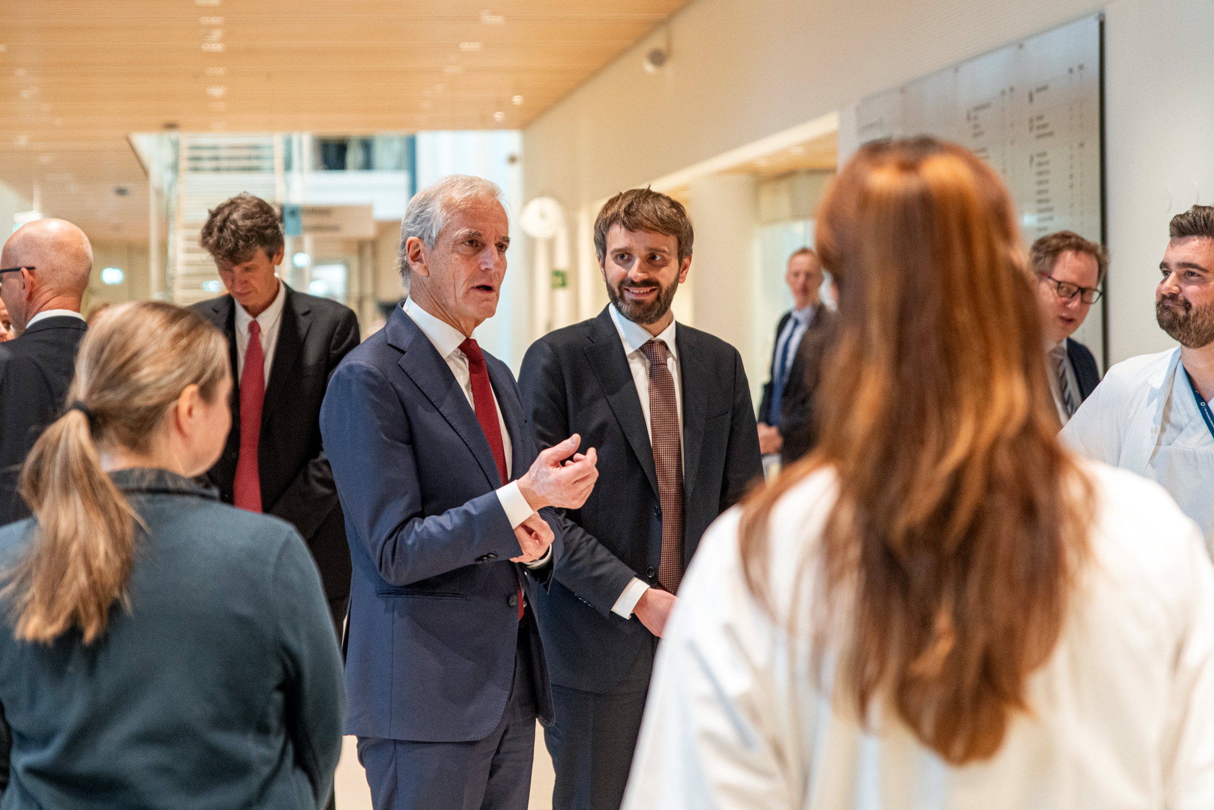 Statsminister Jonas Gahr Støre og Helseminister Jan Christian Vestre snakker med ansatte på Oslo universitetssykehus