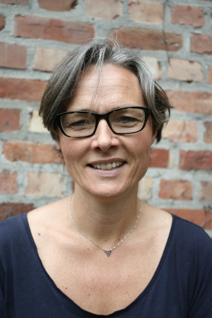 En person som smiler til kameraet