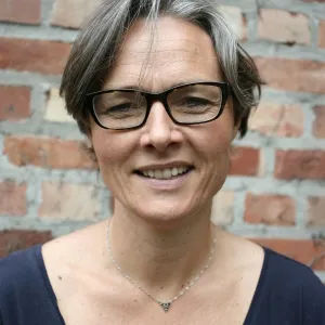 En person som smiler til kameraet