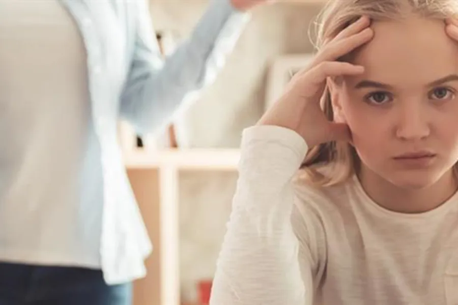 En person med hånden på hodet