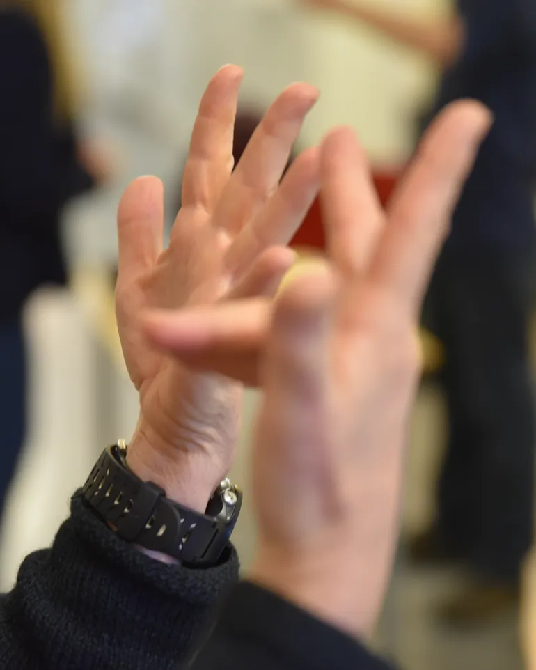 Viser hender i bevegelse fra et menneske som kommuniserer