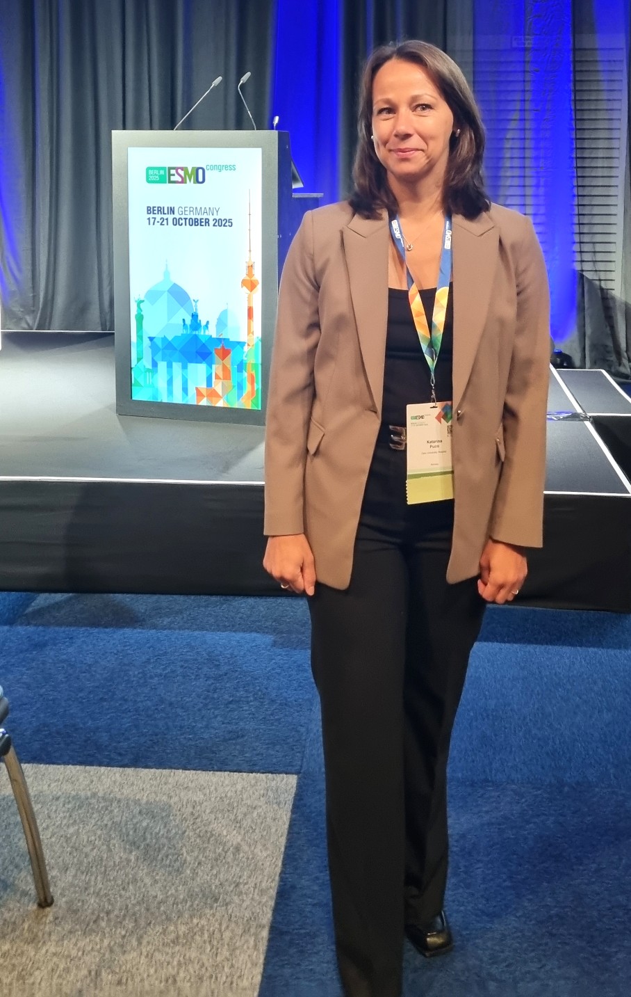 En person som står foran et skilt