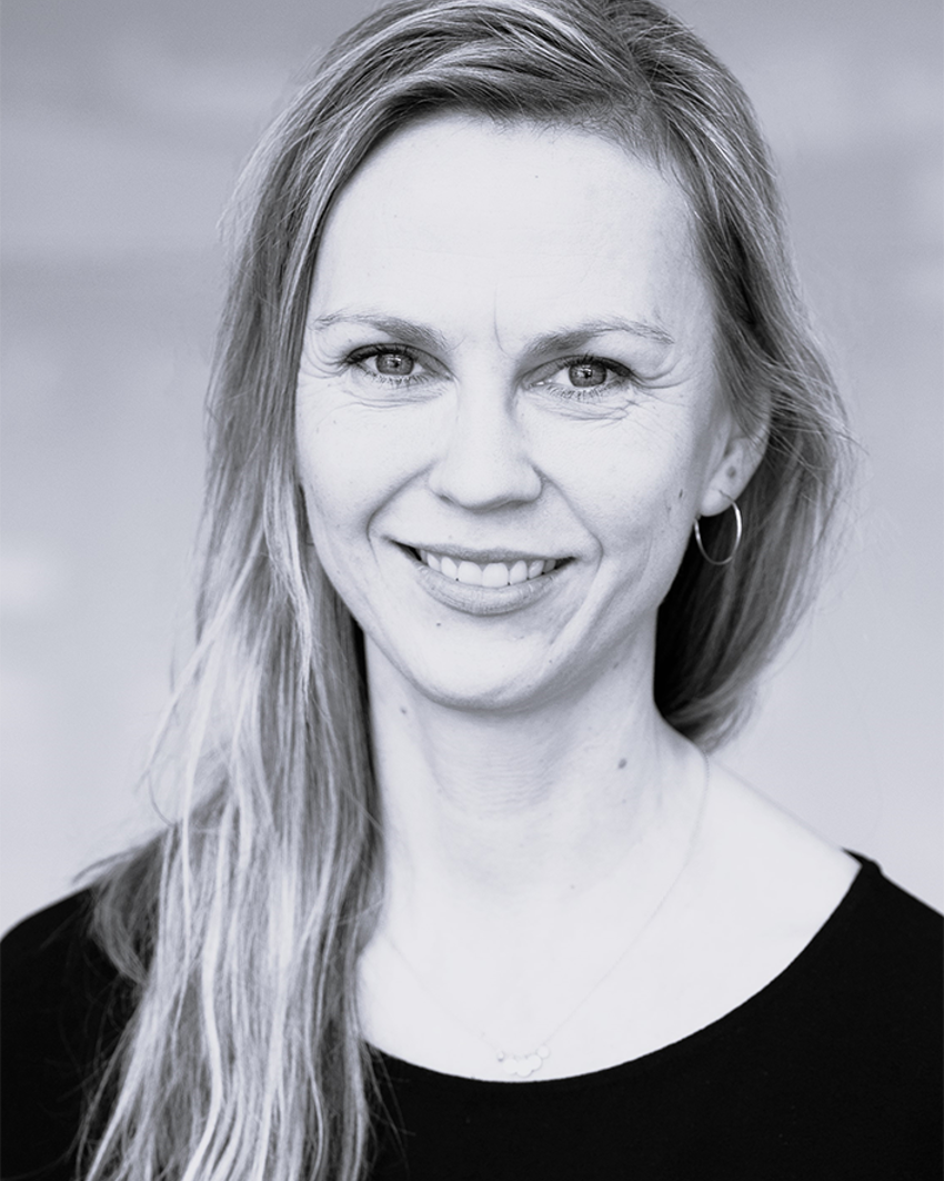 En kvinne med langt hår