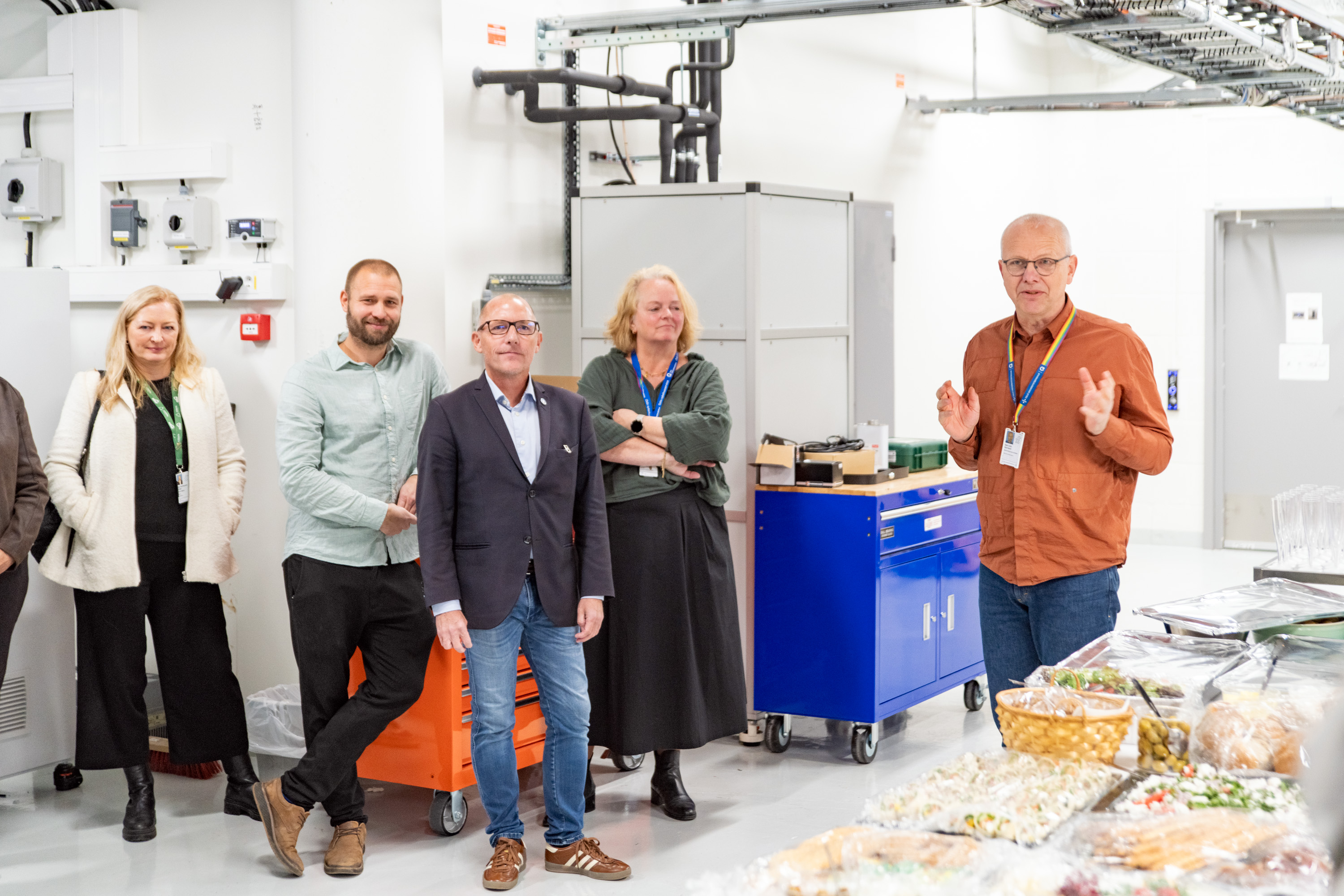 En gruppe mennesker som poserer for et bilde