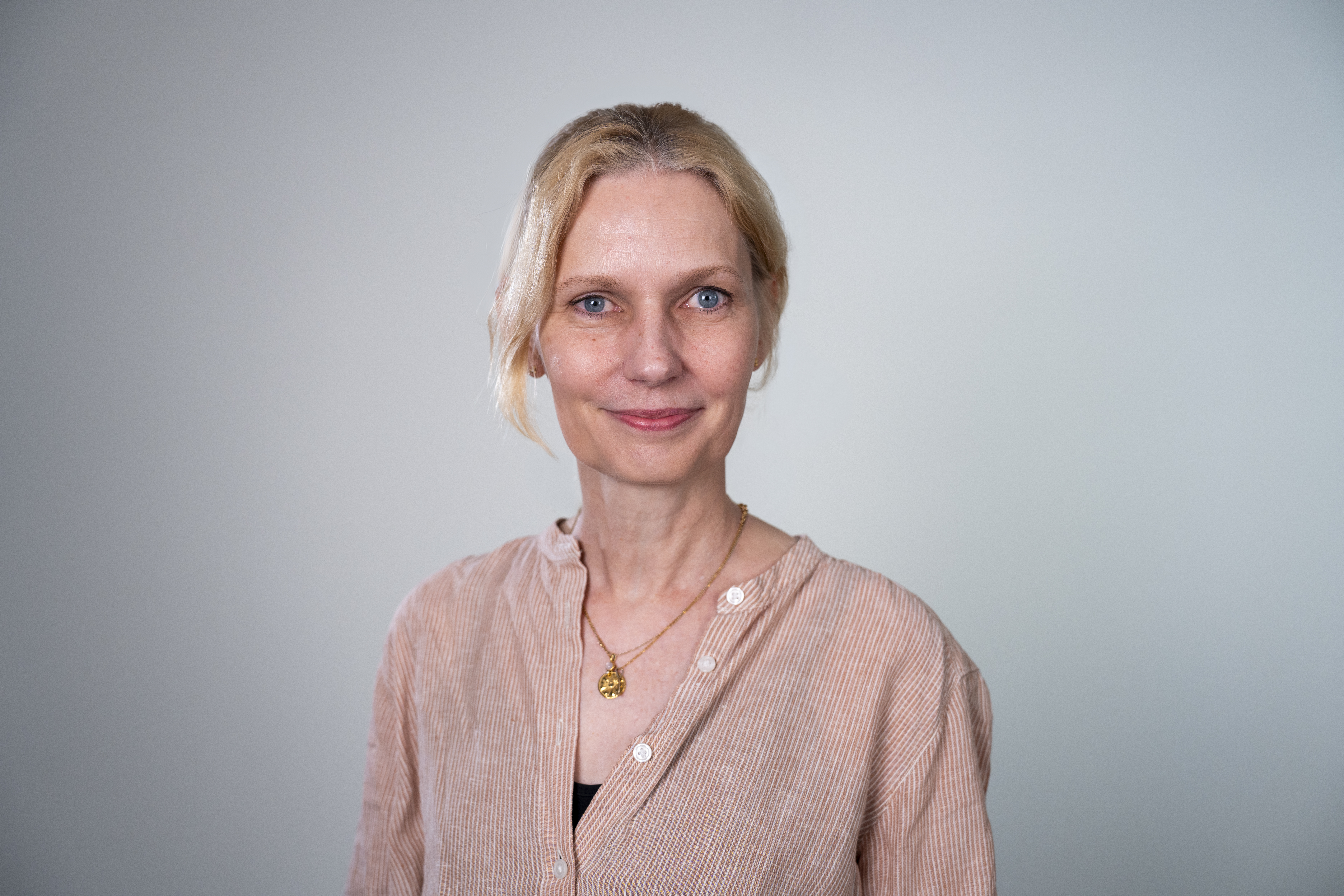 kvinne som smiler